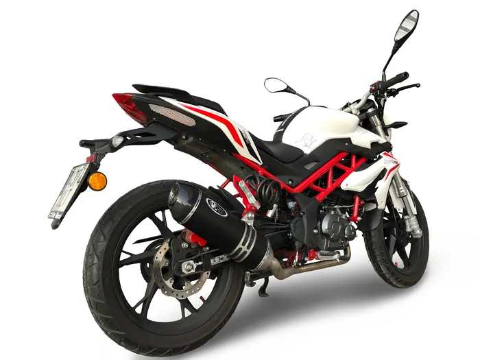 Moto BENELLI BN 125 18 con un escape Turbo Kit montado