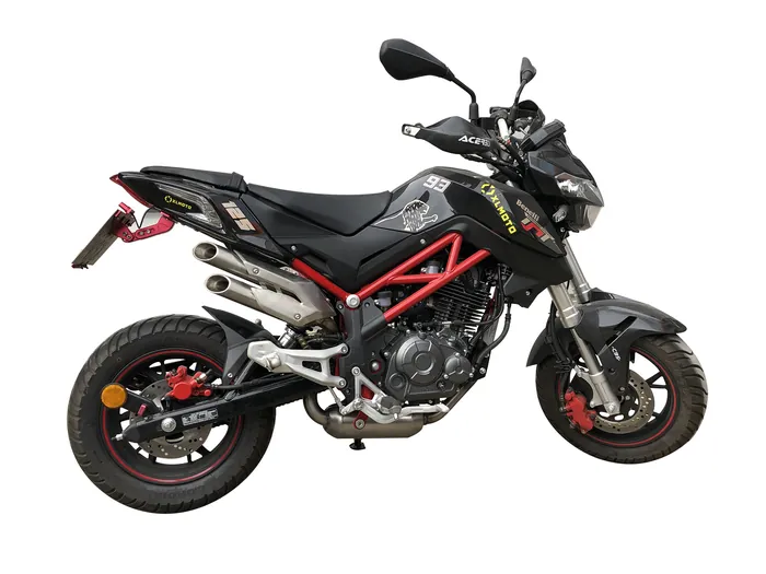 Moto BENELLI TNT 125 18-19 con un escape Turbo Kit montado