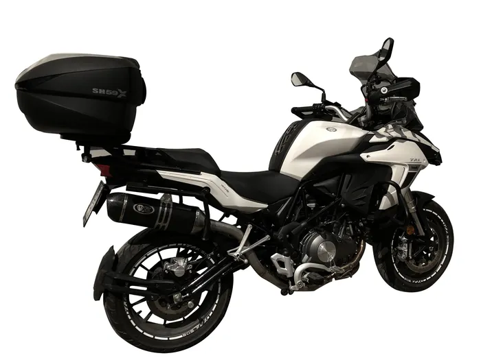 Moto BENELLI TRK 502 18 con un escape Turbo Kit montado