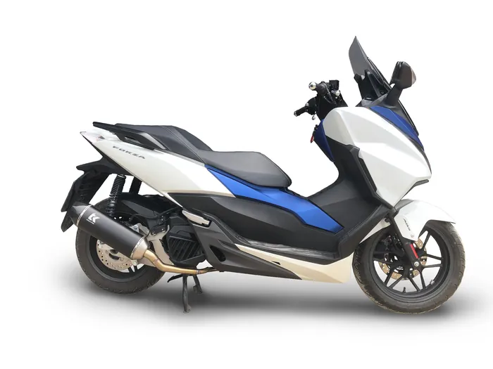 Moto HONDA FORZA 125 16 con un escape Turbo Kit montado