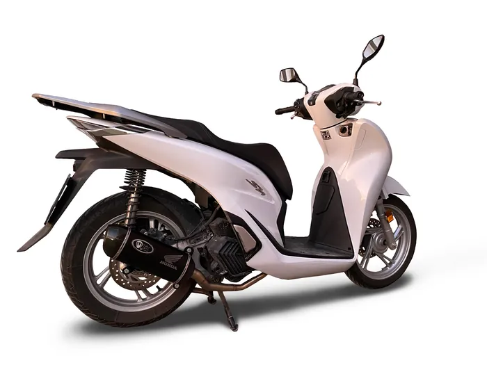 Moto HONDA SH 125 I  14 con un escape Turbo Kit montado