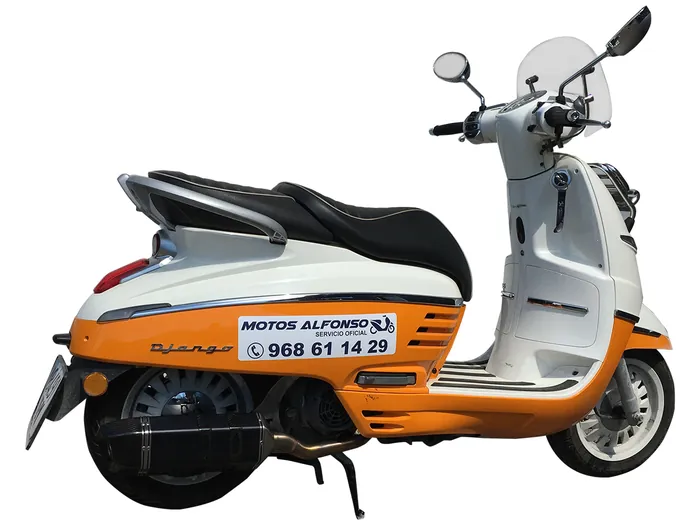 Moto PEUGEOT DJANGO 125 2016 con un escape Turbo Kit montado