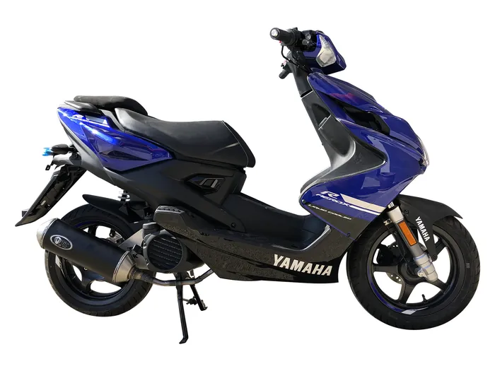 Moto YAMAHA AEROX 50 4T con un escape Turbo Kit montado