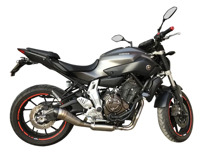 Moto YAMAHA MT07 2015-23 con un escape Turbo Kit montado