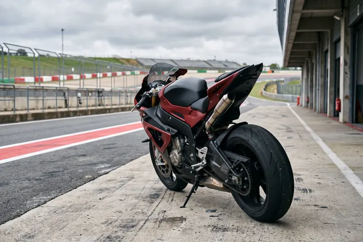 Moto deportiva aparcada junto a la salida de un circuito de velocidad